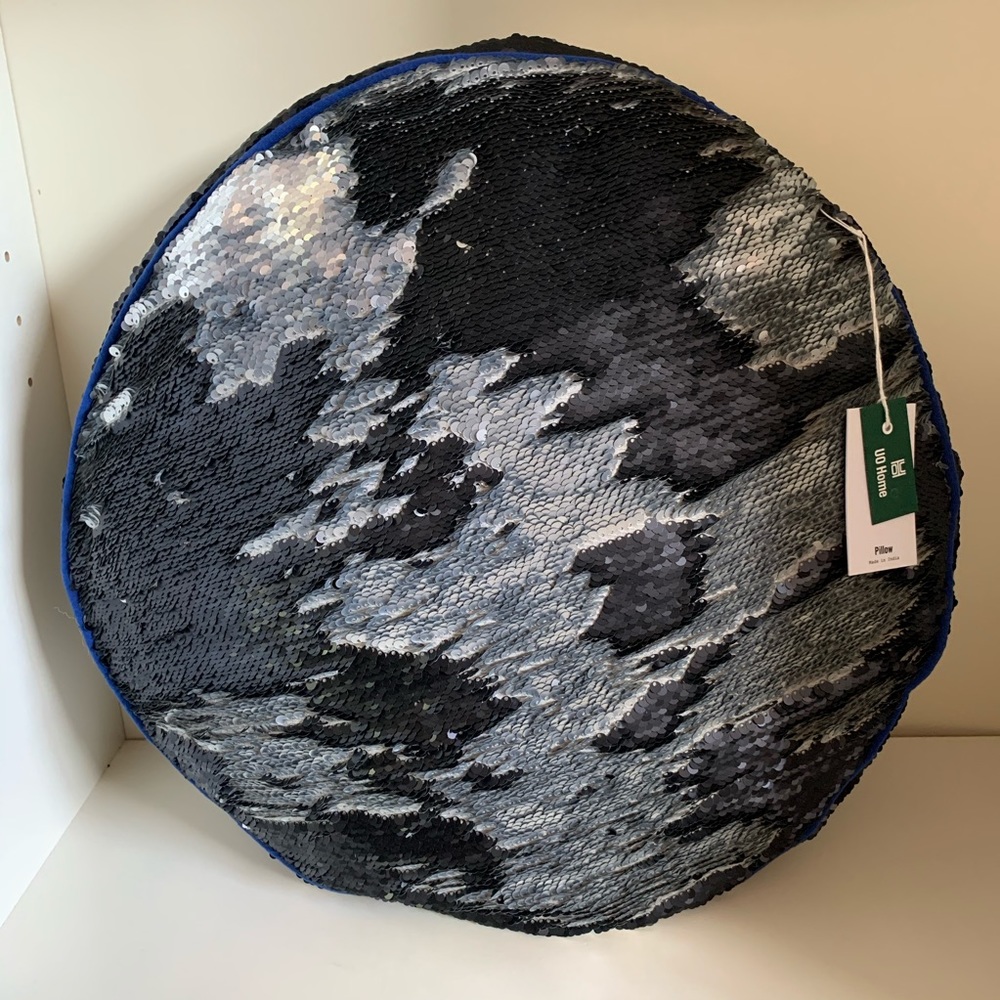 Sequin round cushion